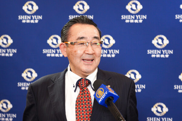 Ông Sasaki Teruhide thưởng lãm Nghệ thuật Biểu diễn Shen Yun tại Trung tâm Shinjuku Bunka, Tokyo, Nhật Bản, vào ngày 24/01/2023. (Ảnh: Annie Gong/The Epoch Times)