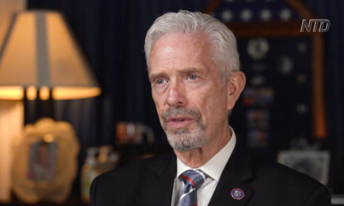 Dân biểu Bill Johnson (Cộng Hòa-Ohio) nói chuyện trong chương trình “Capital Report” của NTD. (Ảnh: Ảnh chụp màn hình/NTD)