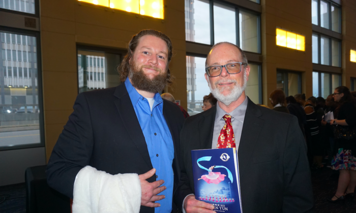 Anh Ian McCloud cùng cha của mình, ông George McCloud, đã thưởng thức Nghệ thuật Biểu diễn Shen Yun tại Trung tâm Nghệ thuật Biểu diễn Cannon hôm 28/01/2023. (Ảnh: Yawen Hung/The Epoch Times)