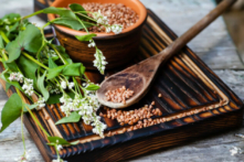 Kiều mạch Tartary trong muỗng gỗ bên cạnh một bó hoa Fagopyrum. (Lipatova Maryna/Shutterstock)