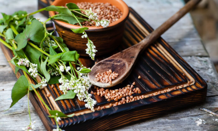 Kiều mạch Tartary trong muỗng gỗ bên cạnh một bó hoa Fagopyrum. (Lipatova Maryna/Shutterstock)