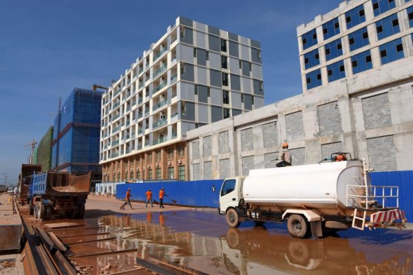 Công nhân Cambodia dọn dẹp đường phố tại một công trường xây dựng ở Sihanoukville, thủ phủ ven biển của tỉnh Preah Sihanouk, Cambodia, vào ngày 14/12/2018. (Ảnh: Tang Chhin Sothy/AFP/Getty Images)