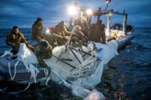 Các thủy thủ thuộc Nhóm Xử lý Bom mìn 2 đang thu hồi một khinh khí cầu giám sát tầm cao ngoài khơi bờ biển Myrtle Beach, South Carolina, hôm 05/02/2023. (Ảnh: Hải quân Hoa Kỳ qua AP)