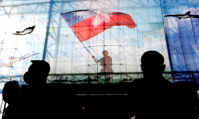 Cờ Đài Loan tại Bộ Quốc phòng Đài Loan ở Đài Bắc, Đài Loan, hôm 26/12/2022. (Ảnh: Ann Wang/Reuters)