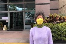 Bà Tăng Nữ Sĩ (Tsang Hau Sim) đứng bên ngoài trụ sở của Sơ thẩm Pháp viện Phấn Lĩnh (Fanling Magistrates Courts) ở Hồng Kông, hôm 03/02/2023. (Ảnh: Teresa Zhang/The Epoch Times)