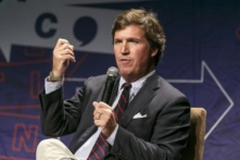 Ông Tucker Carlson nói trên sân khấu trong Hội nghị Politicon 2018 tại Trung tâm Hội nghị Los Angeles ở Los Angeles, California, vào ngày 21/10/2018. (Ảnh: Rich Polk/Getty Images cho Politicon)