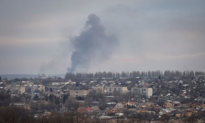 Khói mù trong một trận pháo kích ở thành phố tiền tuyến Bakhmut ở vùng Donetsk, Ukraine, hôm 09/02/2023. (Ảnh: Yevhen Titov/Reuters)
