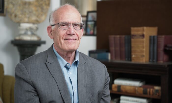 Nhà sử học kiêm nhà nghiên cứu văn hóa cổ đại Victor Davis Hanson. (Ảnh: York Du/The Epoch Times)