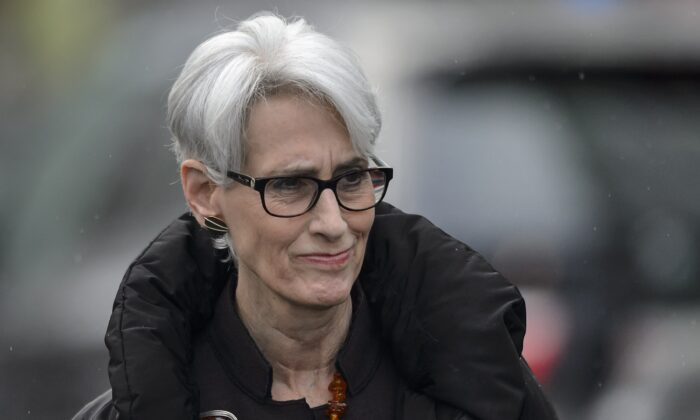 Thứ trưởng Ngoại giao chuyên trách các Vấn đề Chính trị Wendy Sherman rời đi sau một cuộc họp ở Geneva, Thụy Sĩ, vào ngày 22/02/2015. (Ảnh: Fabrice Coffrini/AFP qua Getty Images)