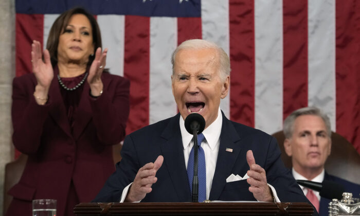 Tổng thống Joe Biden đọc Thông điệp Liên bang trước một phiên họp chung của Quốc hội khi Phó Tổng thống Kamala Harris và Chủ tịch Hạ viện Kevin McCarthy lắng nghe, tại Hạ viện của Điện Capitol Hoa Kỳ ở Hoa Thịnh Đốn, hôm 07/02/2023. (Ảnh: TNS)