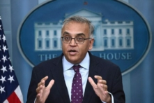 Điều phối viên ứng phó với COVID-19, ông Ashish Jha, nói chuyện trong cuộc họp báo thường nhật tại Tòa Bạch Ốc ở Hoa Thịnh Đốn, vào ngày 15/12/2022. (Ảnh: Brendan Smialowski/AFP qua Getty Images)