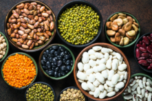 Đậu lăng, đậu gà và các loại đậu trong các tô khác nhau trên bàn đá. (Ảnh: Shutterstock)