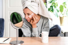 Bác sĩ Đông Y Liêu Vạn Vinh chỉ ra rằng quầng thâm dưới mắt là dấu hiệu của thiếu ngủ và phản ánh sức khỏe thể chất chúng ta. (Ảnh: Shutterstock)