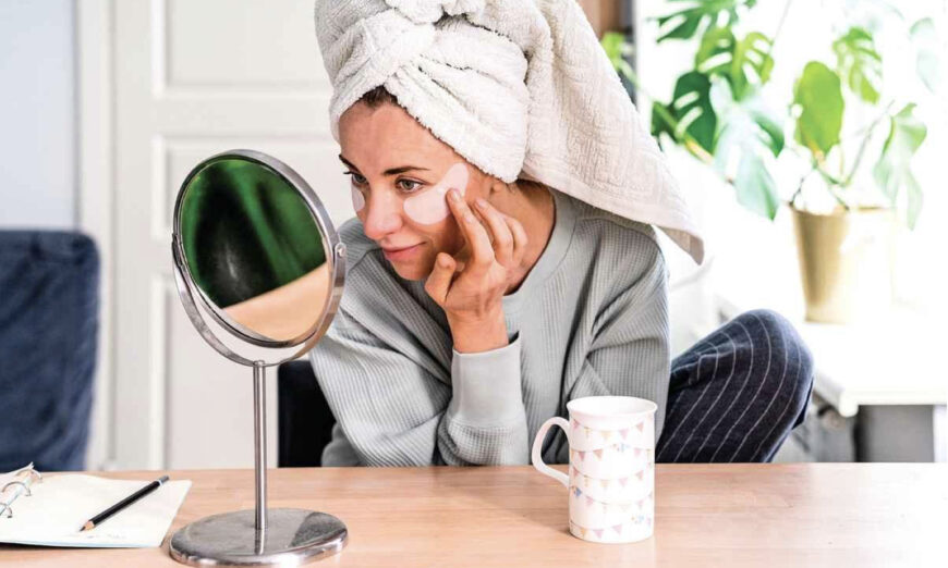 Bác sĩ Đông Y Liêu Vạn Vinh chỉ ra rằng quầng thâm dưới mắt là dấu hiệu của thiếu ngủ và phản ánh sức khỏe thể chất chúng ta. (Ảnh: Shutterstock)