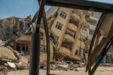 Một tòa nhà bị phá hủy đổ nghiêng sang nhà bên cạnh sau trận động đất ở Samandag, miền nam Thổ Nhĩ Kỳ, hôm 22/02/2023. (Ảnh: Emrah Gurel/AP Photo)