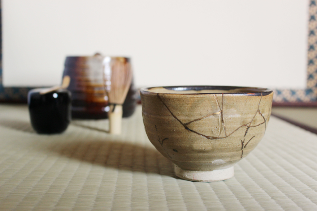 Nghệ thuật Kintsugi được thể hiện trong trà đạo Nhật Bản. (Ảnh: Lia_t/Shutterstock)