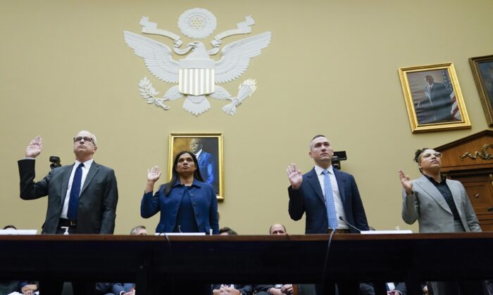 Ông James Baker (Trái), cựu phó tổng cố vấn của Twitter; bà Vijaya Gadde (thứ hai, bên trái), cựu giám đốc pháp lý của Twitter; ông Yoel Roth (thứ hai, bên phải), cựu giám đốc tin cậy và an toàn toàn cầu của Twitter; và cựu nhân viên Twitter Anika Collier Navaroli (phải), tuyên thệ làm chứng trong một phiên điều trần của Ủy ban Giám sát và Trách nhiệm giải trình của Hạ viện tại Capitol Hill ở Hoa Thịnh Đốn hôm 08/02/2023. (Ảnh: Carolyn Kaster/AP Photo)