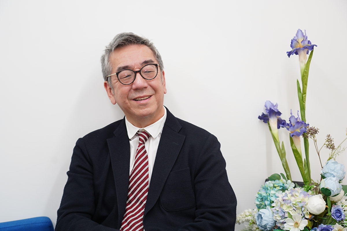 Nhà văn Đào Kiệt từng kể về trải nghiệm cận tử kỳ diệu của mình trong một chương trình phỏng vấn trên YouTube. (Ảnh: Dư Cương/Epoch Times)