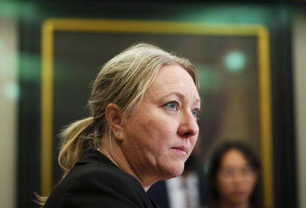 Chủ tịch Hội đồng Ngân khố Mona Fortier nói chuyện tại tiền sảnh của Hạ viện trên Đồi Quốc hội ở Ottawa, hôm 15/12/2022. (Ảnh: The Canadian Press/Sean Kilpatrick)
