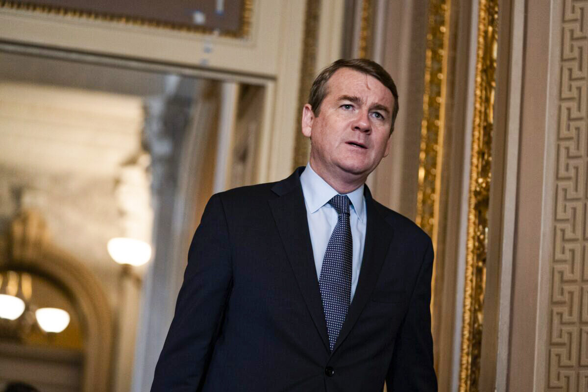 Thượng nghị sĩ Michael Bennet (Dân Chủ-Colorado) đến Điện Capitol Hoa Kỳ ở Hoa Thịnh Đốn hôm 03/02/2020. (Ảnh: Alex Edelman/Getty Images)