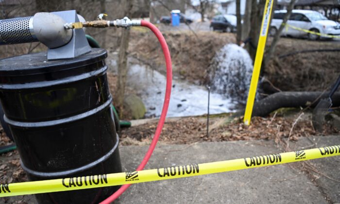 Bức ảnh cho thấy băng cảnh báo trong lúc các thành viên của Cơ quan Bảo vệ Môi trường Hoa Kỳ (không có trong hình này) kiểm tra địa điểm một đoàn tàu chở vật liệu nguy hiểm trật đường rầy ở East Palestine, Ohio, hôm 16/02/2023. (Ảnh: Alan Freed/Reuters)