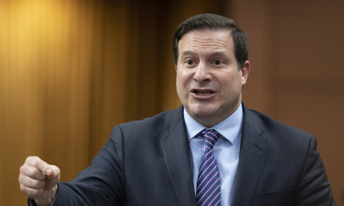 Bộ trưởng An toàn Công cộng Marco Mendicino đứng lên trong thời gian chất vấn tại Điện Quốc hội ở Ottawa, hôm 30/01/2023. (Ảnh: Adrian Wyld/The Canadian Press)