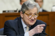 Thượng nghị sĩ John Kennedy (Cộng Hòa-Louisiana) diễn thuyết tại Hoa Thịnh Đốn vào ngày 21/03/2022. (Ảnh: J. Scott Applewhite/Pool/Getty Images)