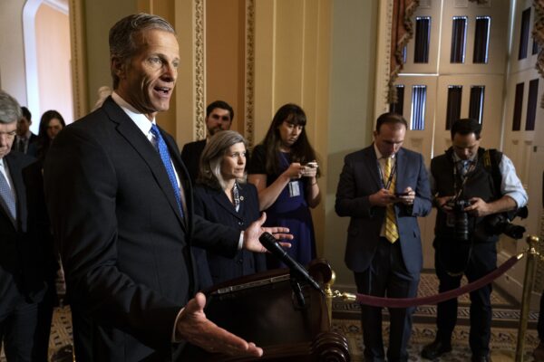 Phó Lãnh đạo Đa số Thượng viện TNS John Thune (Cộng Hòa-South Dakota) nói tại một cuộc họp báo ở Hoa Thịnh Đốn trong một bức ảnh tài liệu. (Ảnh: Alex Edelman/Getty Images)