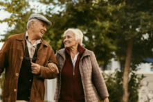 So với các môn thể thao khác, đi bộ là cách tập luyện an toàn, dễ dàng và đơn giản, thích hợp với cả những người ít vận động hay cao tuổi. (Jacob Lund/Shutterstock)