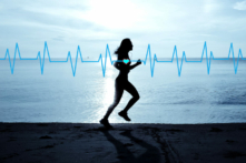 Cơ thể của bạn cần phải vận động thường xuyên. Nếu công việc yêu cầu bạn phải ngồi hầu hết thời gian trong ngày, bạn nên vận động mỗi nửa giờ. (Ảnh: AN Photographer2463/Shutterstock)