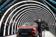 Tổng thống Thổ Nhĩ Kỳ Recep Tayyip Erdogan trong lễ khai trương chính thức nhà máy sản xuất dòng xe hơi điện đầu tiên do quốc gia này phát triển, TOGG, do Tập đoàn Liên doanh Xe hơi Thổ Nhĩ Kỳ sản xuất tại Khuôn viên Gemlik, ở Bursa hôm 29/10/2022. (Ảnh: Văn phòng Báo chí Tổng thống Thổ Nhĩ Kỳ/AFP)