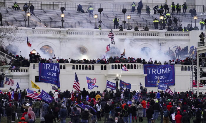 Người dân tập trung bên ngoài Điện Capitol Hoa Kỳ vào ngày 06/01/2021. (Ảnh: John Minchillo/AP Photo)