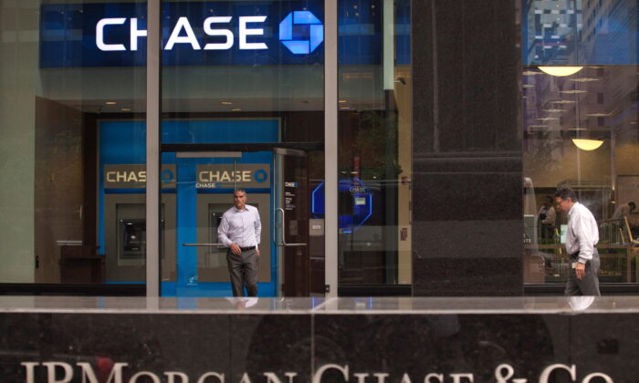 Một khách hàng rời khỏi sảnh của trụ sở JPMorgan Chase & Co. ở New York, vào ngày 14/05/2012. (Ảnh: Eduardo Munoz/Reuters)