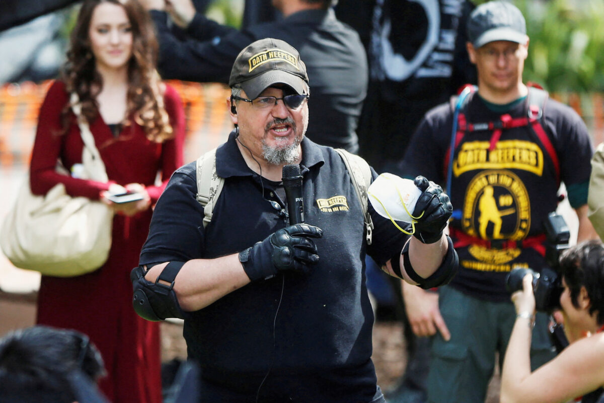 Người sáng lập Oath Keepers, ông Stewart Rhodes, nói chuyện trong Cuộc Tập hợp Tự do Ngôn luận Ngày Yêu nước ở Berkeley, California, vào ngày 15/04/2017. (Ảnh: Jim Urquhart/Reuters)