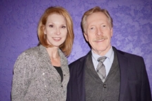 Ca sĩ từng đạt giải Grammy Cassandra Ewer và chồng bà, ông Richard, thưởng thức buổi biểu diễn Shen Yun tại Nhà hát Ikeda tối hôm 16/02/2023. (Ảnh: Sherry Dong/The Epoch Times)