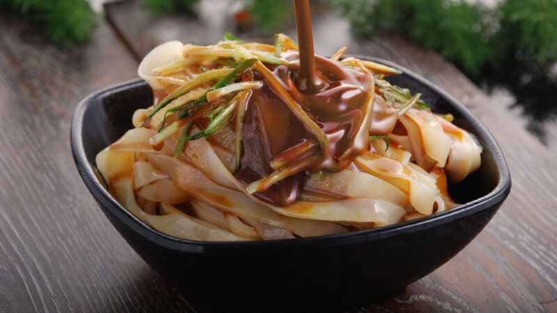 Món lương bì khai vị chống ngán, trừ ẩm giải nhiệt, hạ hỏa chống mỏi mệt. (Ảnh: Charlie fong/Wikimedia Commons)