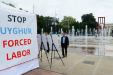 Ông Dolkun Isa, Chủ tịch Đại hội Duy Ngô Nhĩ Thế giới, đứng tại một cuộc triển lãm ảnh của người Duy Ngô Nhĩ phía trước trụ sở Liên Hiệp Quốc ở Geneva, Thụy Sĩ, vào ngày 16/09/2021. Buổi triển lãm do Hoa Kỳ hậu thuẫn này trưng bày những hình ảnh của hàng chục người đang mất tích hoặc được cho là bị giam giữ trong các trại lao động mà ĐCSTQ đang điều hành ở Tân Cương, Trung Quốc. (Ảnh: Denis Balibouse /Reuters)