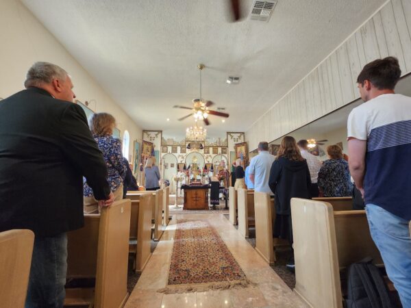 Các tín đồ của Giáo hội Chính thống Ukraine St. Mary’s Protectress ở Phoenix tham dự một buổi thánh lễ, hôm 12/03/2023. (Ảnh: Allan Stein/The Epoch Times)