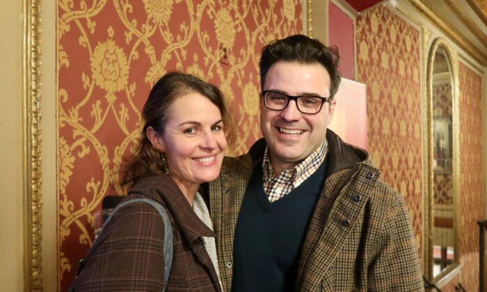 Bà Greta và ông Jay Almeida tham dự chương trình biểu diễn của Shen Yun tại Trung tâm Nghệ thuật Biểu diễn Providence tối hôm 28/01/2023. (Ảnh: Erin Xia/The Epoch Times)