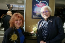 Bà Vera và ông Peter Busse thưởng thức Nghệ thuật Biểu diễn Shen Yun tại Nhà hát Queen Elizabeth hôm 22/03/2023. (Ảnh: Ryan Moffatt/The Epoch Times)