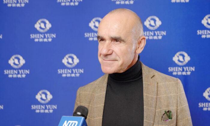 Ông Antonio Muñoz, Thị trưởng thành phố Sevilla thưởng thức Nghệ thuật Biểu diễn Shen Yun tại Trung tâm Cartuja hôm 08/03/2023. (Ảnh: NTD)