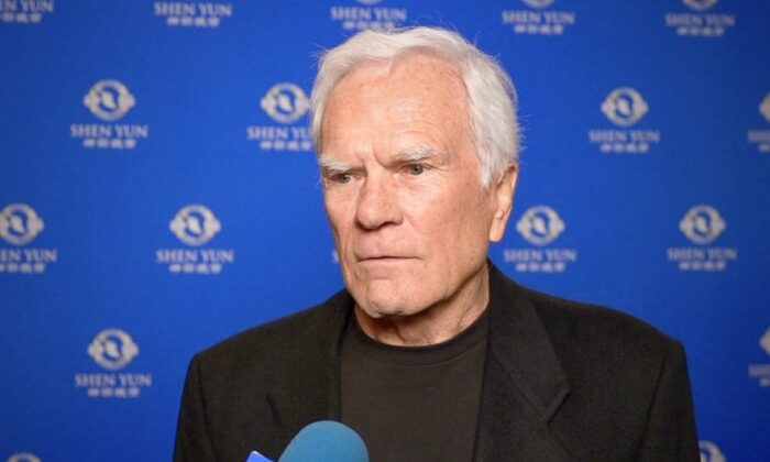 Nhạc trưởng Harold Worman tham dự buổi biểu diễn của Shen Yun tại Trung tâm Nghệ thuật Segerstrom ở Costa Mesa hôm 05/03/2023. (Ảnh: NTD)