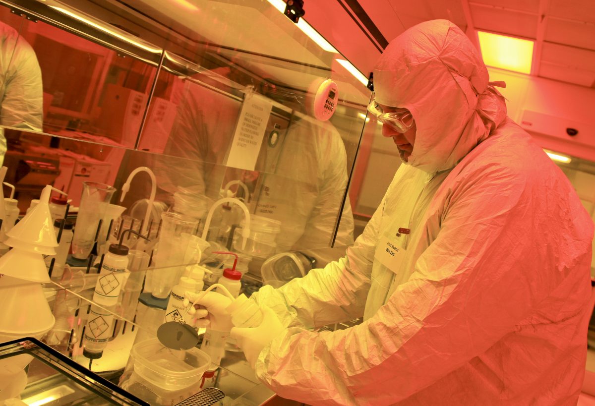 Ông Phil Evans, một nhà khoa học nghiên cứu trong nhóm Khoa học Thông tin Lượng tử tại Phòng thí nghiệm Quốc gia Oak Ridge của Hoa Kỳ, đang chế tạo các mạch quang tử lượng tử cho các công nghệ điện toán, cảm biến, và truyền thông lượng tử trong tương lai. (Ảnh: Phòng thí nghiệm quốc gia Oak Ridge)