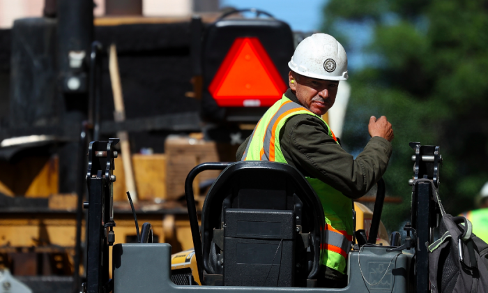 Một công nhân xây dựng đang vận hành một chiếc xe lu trong khi đang trải nhựa trên một con đường ở San Francisco vào ngày 05/10/2018. (Ảnh: Justin Sullivan/Getty Images)