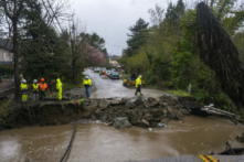 Các đội đánh giá thiệt hại do cơn bão, vốn đã cuốn trôi một đoạn của con đường North Main ở Soquel, California, hôm 10/03/2023. (Ảnh: Nic Coury/AP Photo)