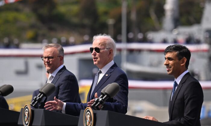 Tổng thống Hoa Kỳ Joe Biden (giữa) nói chuyện cùng với Thủ tướng Anh Rishi Sunak (phải) và Thủ tướng Úc Anthony Albanese (trái) tại một cuộc họp báo trong hội nghị thượng đỉnh AUKUS tại Căn cứ Hải quân Point Loma ở San Diego, California, hôm 13/03/2023. (Ảnh: Jim Watson/AFP qua Getty Images)