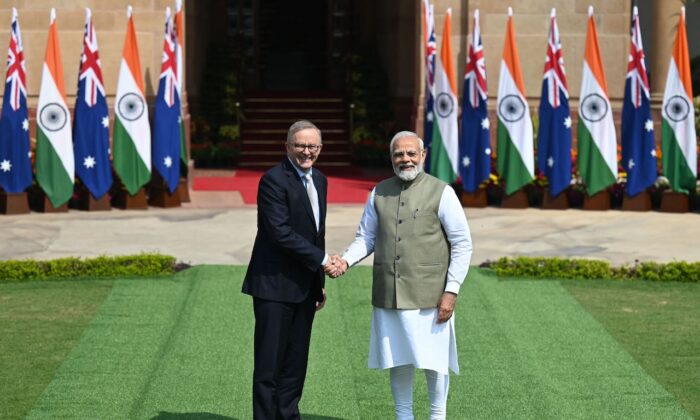 Thủ tướng Ấn Độ Narendra Modi (phải) bắt tay với Thủ tướng Úc Anthony Albanese trước cuộc gặp tại Hyderabad House ở New Delhi, hôm 10/03/2023. (Ảnh: Money Sharma/AFP qua Getty Images)