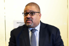 Biện lý Quận Manhattan Alvin Bragg trình bày tại một cuộc họp báo sau phiên xử tuyên án Tổ chức Trump (Trump Organization) tại Tòa án Tối cao New York ở New York hôm 13/01/2023. (Ảnh: Michael M. Santiago/Getty Images)