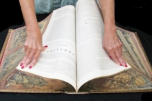 Tranh ẩn trên mép sách – loại hình nghệ thuật đang bị mai một