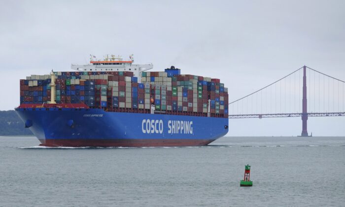 Một tàu container của Cosco Shipping đi qua Cầu Cổng Vàng hôm 14/05/2019, tại San Francisco hướng đến Cảng Oakland. (Ảnh: AP/Eric Risberg)